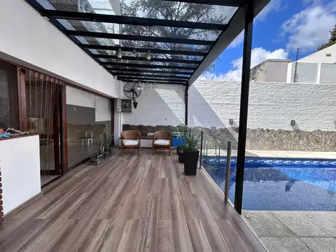 Excelente casa de 6 ambientes con pileta climatizada y quincho equipado