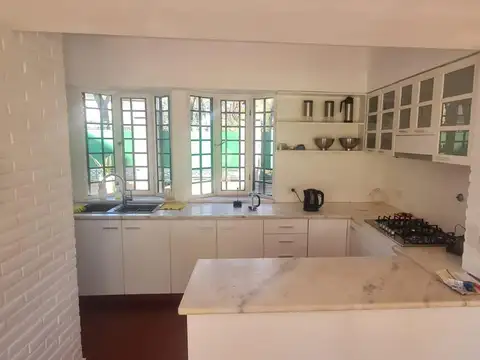 Casa en Alquiler con 4 cocheras