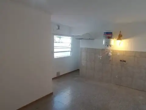 Depto. 4 Ambientes, 2 Baños, patio y balcón.Centro