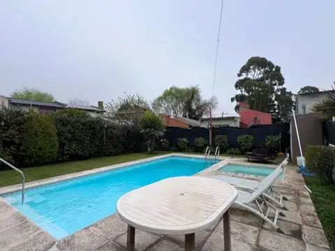 Casa en Alquiler con 3 cocheras