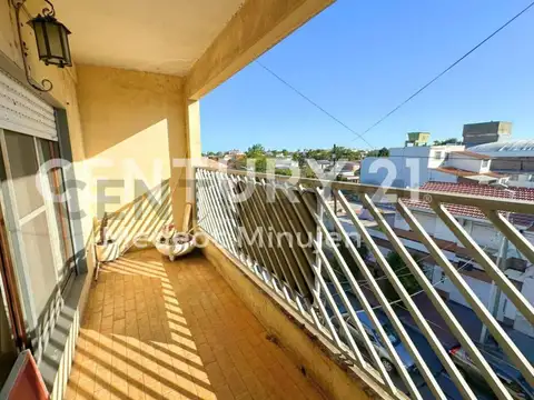 Venta de Ph 4 AMBIENTES con patio y terraza en Sarandí