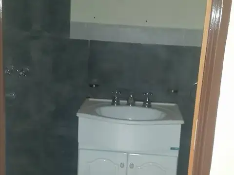 EN VENTA EN CASEROS DEPARTAMENTO DE 2 AMBIENTES EN 2DO PISO AL FRENTE CON COCHERA - FICHA 6920