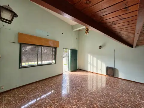 Casa 7 ambientes con 1 baño