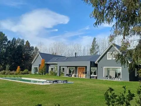 Excelente casa moderna en zona rural