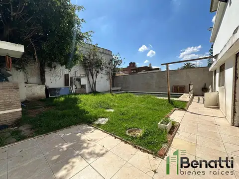 Casa sobre DOS LOTES. 6 ambientes. EXCELENTE UBICACIÓN.