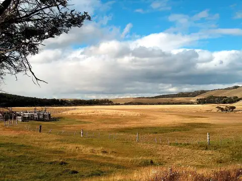 Establecimiento Agropecuario en Cordillera Santa Cruz