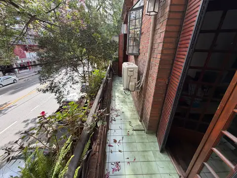 VENTA PH 4 AMB AMPLIO LUMINOSO CON BALCÓN, GRAN TERRAZA, QUINCHO Y PARRILLA