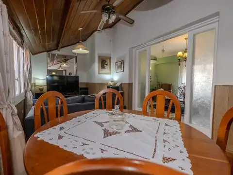 Casa 4 ambientes con 2 baños