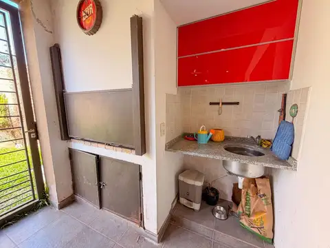 Venta casa 2 plantas, jardin, cochera Alberdi
