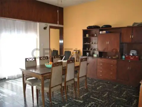 Venta Casa con 3 habitaciones garaje y jardin ACEPTA PERMUTA EN CABA