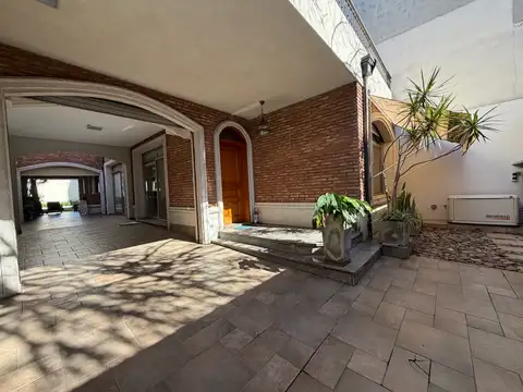 Casa en venta de 3 dormitorios y piscina en Barrio Lourdes Rosario