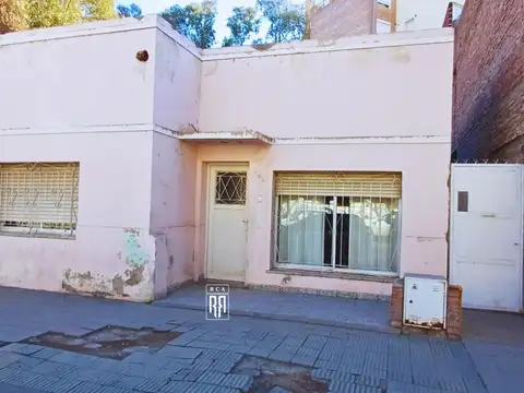 Lote en MICROCENTRO neuquino con casa y departamento  oportunidad  