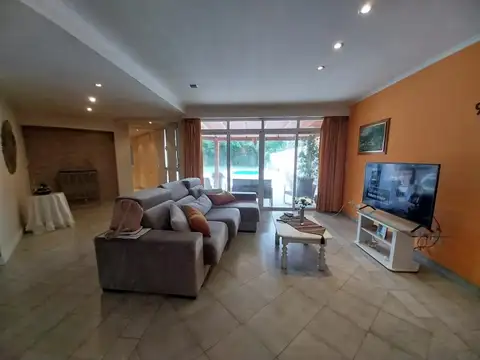 VENTA CASA 5 AMB CON PARQUE Y PISCINA