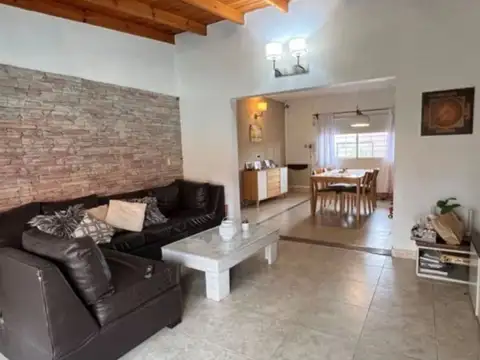 Casa 4 ambientes con 2 baños