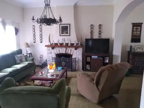 Venta Chalet - 5 ambientes - Av Paso 2600