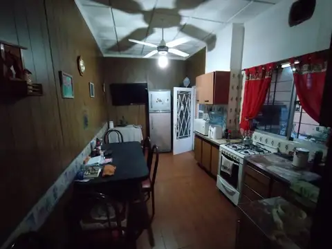 Casa ideal para dos familias con cochera, patio y terraza