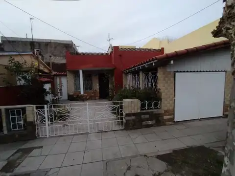 Casa ideal para dos familias con cochera, patio y terraza