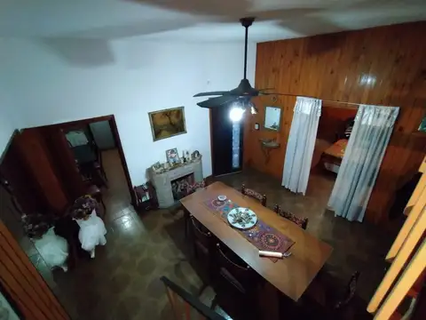 Casa ideal para dos familias con cochera, patio y terraza