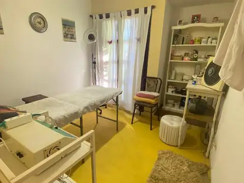 Casa en venta - 3 dormitorios 4 baños - Local - 200mts2 - Melchor Romero, La Plata