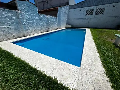 CASA 4 AMB CON FONDO LIBRE Y PILETA - PERMUTA - APTO CREDITO