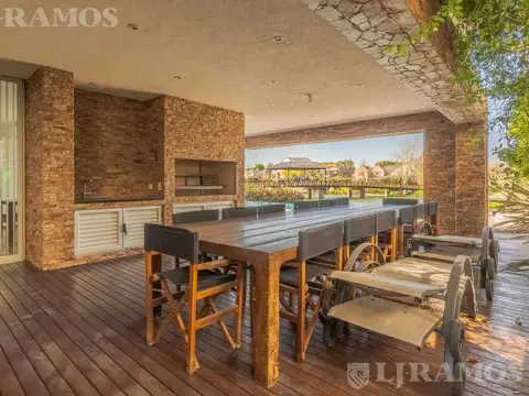 Casa a la laguna con 5 dormitorios  en alquiler en  Santa Barbara