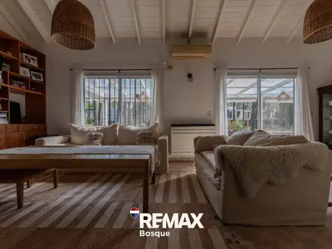 Casa en Alquiler con 2 cocheras