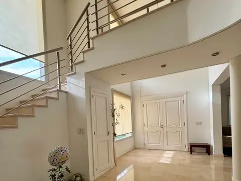 Casa en Alquiler con 2 cocheras
