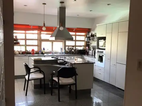 Gran Casa en esquina 5 Amb, 330 Mt Cub, Gje, Quincho, Piscina