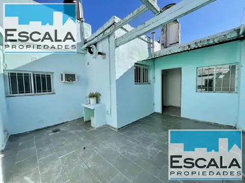 Casa interna de pasillo con patio en venta