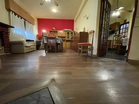 Casa 4 ambientes con 2 baños