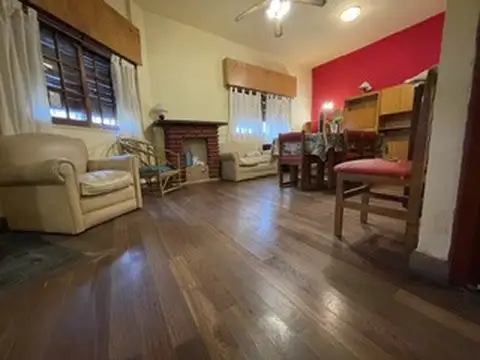 ECEL CASA SOBRE LOTE PROPIO EN ESQUINA 4 AMB 2 BAÑOS PATIO TERRAZA CON QUINCHO Y PARRILLA