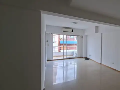 Monoambiente al frente con balcón, cochera opcional, apto profecional.