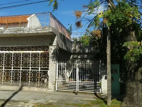 VENTA CASA VILLA LYNCH CUATRO AMBIENTES TRES COCHERAS