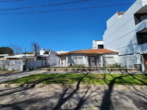 Excelente Casa 3 AMB. CON AMPLIO PARQUE QUINCHO Y PILETA