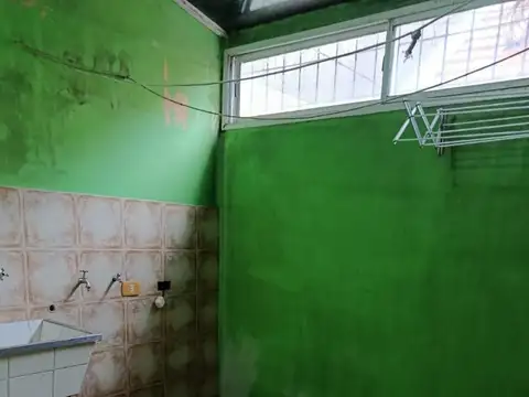 Dúplex de 2 ambientes y medio con patio cubierto