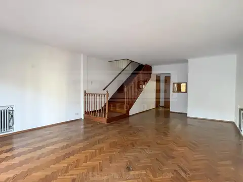 Casa 8 ambientes con 2 baños