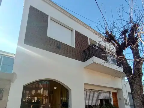 CASA MULTIFAMILIAR  EN VENTA SOBRE ALFREDO GUIDO  al 3700