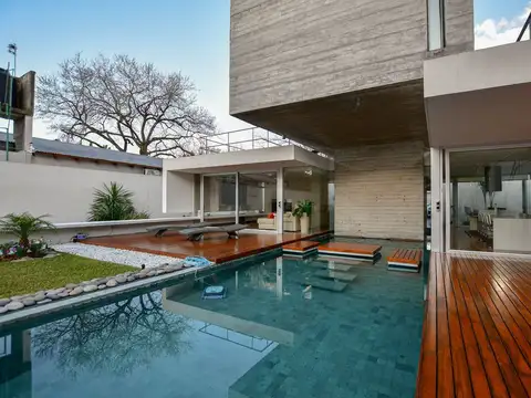 Casa en Venta con 2 cocheras