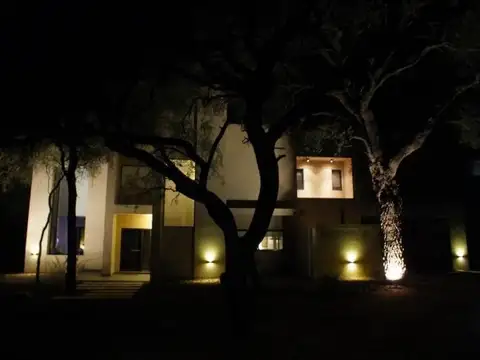 Casa en Venta en Barrio Cerrado "El Bosque"- lote Central - fondo espacio verde