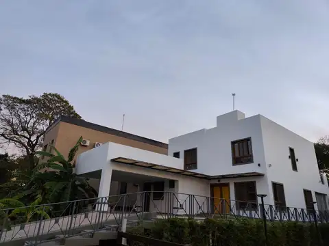Casa en Venta con 2 cocheras