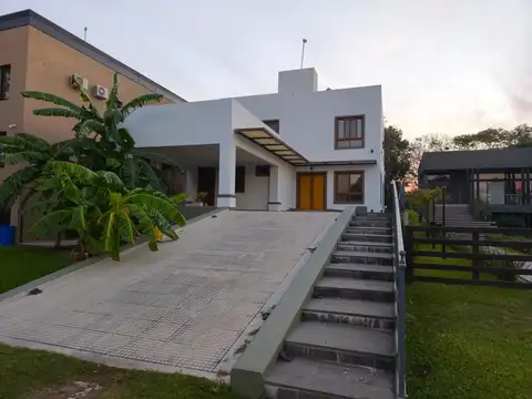 Casa 5 ambientes con 5 baños