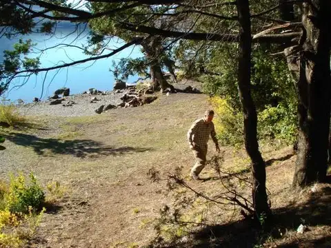 Pintoresco terreno sobre el lago Gutierrez