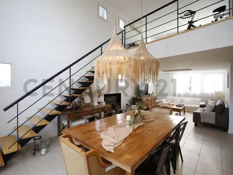 Casa en Venta con 2 cocheras