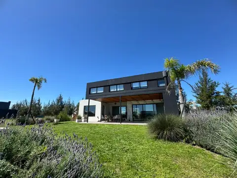 Casa 5 ambientes con 4 baños