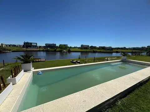 Casa moderna en dos plantas con pileta en Naudir lote al RIO etapa 2