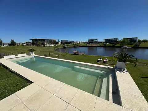 Casa moderna en dos plantas con pileta en Naudir lote al RIO etapa 2
