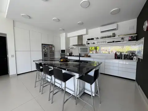 IMPECABLE CASA EN VENTA EN TERRAVISTA - 5 SUITES