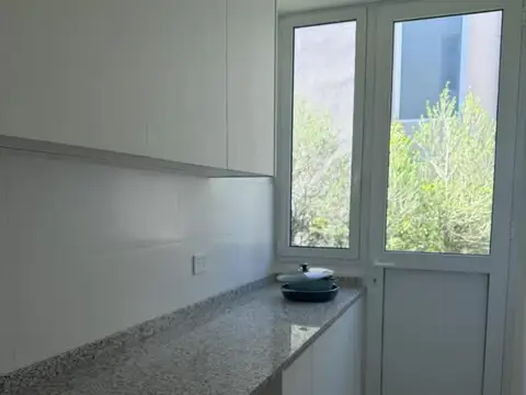 Casa en Alquiler con 4 cocheras