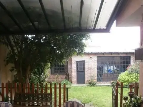 Linda Casa  4 amb., 1 planta, s/gran lote 8,66 x 35,98 m. y