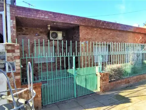 Casa en venta - 3 Dormitorios 1 Baño - Cochera - 454Mts2 - Morón